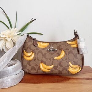 NWT Coach Teri Shoulder Bag In Signature Canvas With Banana Print